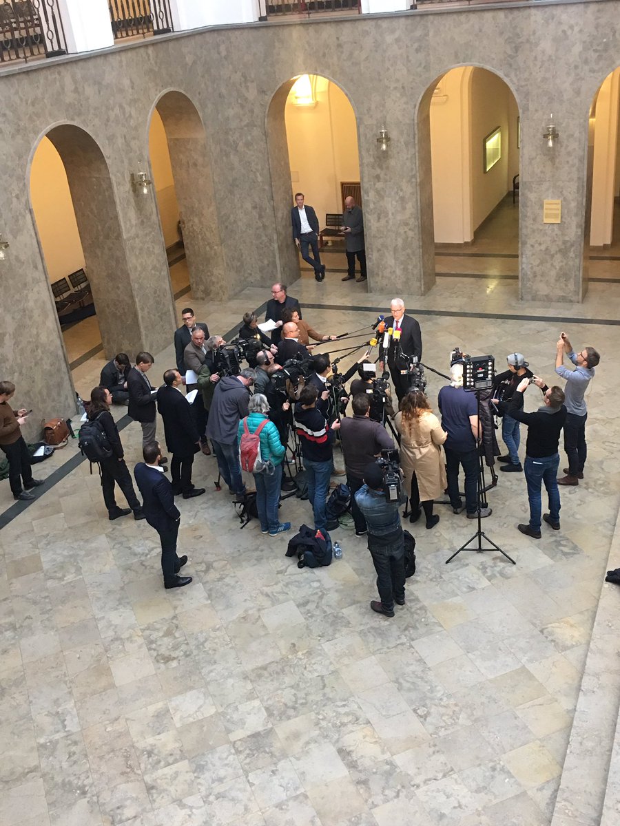 Erneut schallende Ohrfeige für die von den #Dieselkonzernen ferngesteuerte #Regierung: Alleine die Gerichte verteidigen den Fortbestands des Rechtsstaats gegen eine #Regierung, die als Marketingagentur für <a href="/Volkswagen/">Volkswagen News</a> , <a href="/BMW/">BMW</a> und @Daimler agiert. #dieselgate #SaubereLuft