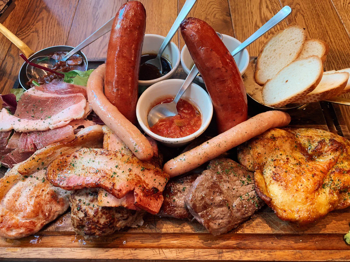 肉まみれになりたい人におススメ！総重量1kgもの肉盛りが食べられます！！