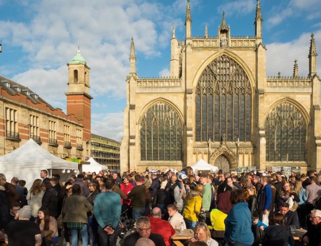 A Christmas market is to be held in Hull's Trinity Square later this month. The event, organised by @HullBID, will take place on 23rd/24th (12pm-9pm). There'll be 60 stalls, street food &amp; a bar. <a href="/TrinityMarket1/">Trinity Market Hull</a> &amp; <a href="/HullMinster/">Hull Minster</a> will also be open.