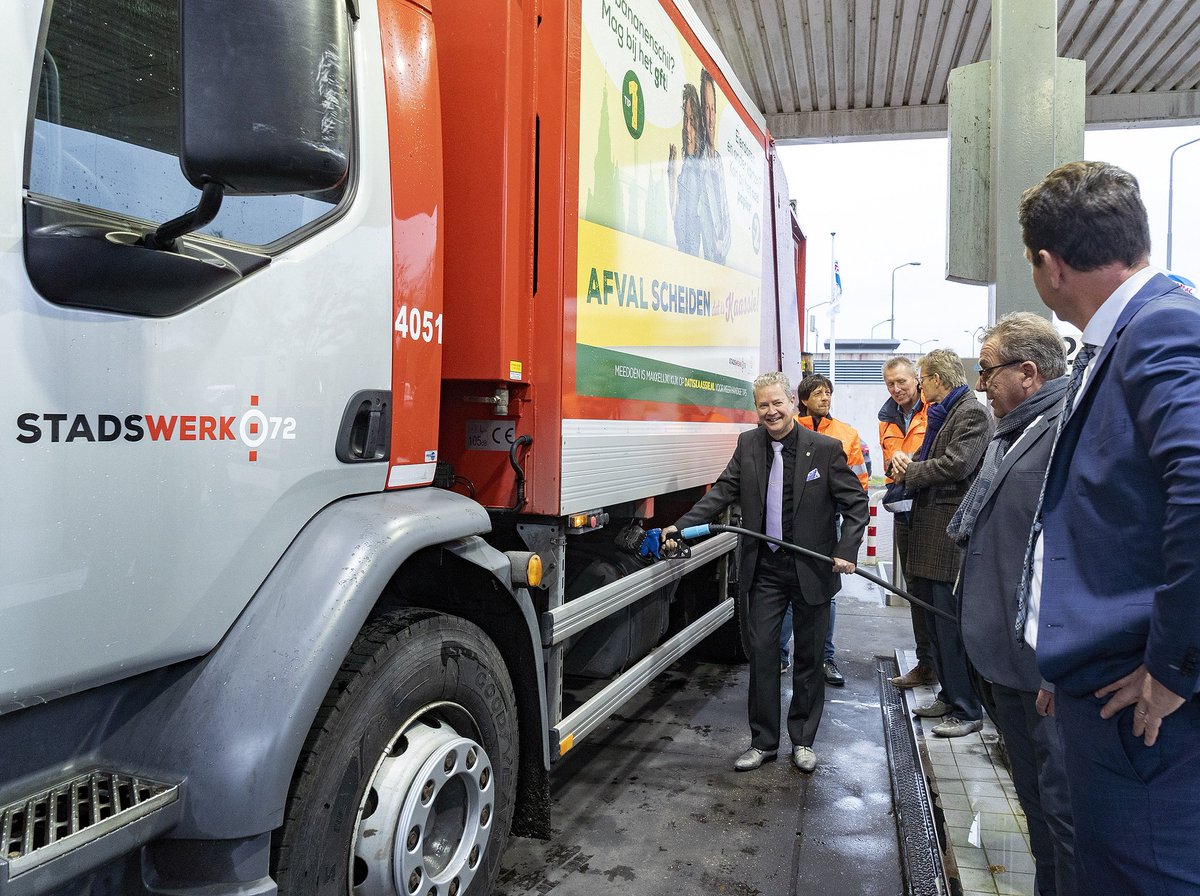 Al onze dieselvoertuigen gaan op duurzame  #BlauweDiesel rijden. Wethouder @MarcelvZon tankte de eerste wagen. <a href="/gemeentealkmaar/">Gemeente Alkmaar</a> is de eerste gemeente in #NoordHolland waar deze duurzame brandstof beschikbaar is voor weggebruikers. #Tamoil <a href="/FutureFuelsNL/">Future Fuels</a>
bit.ly/2RHefZN