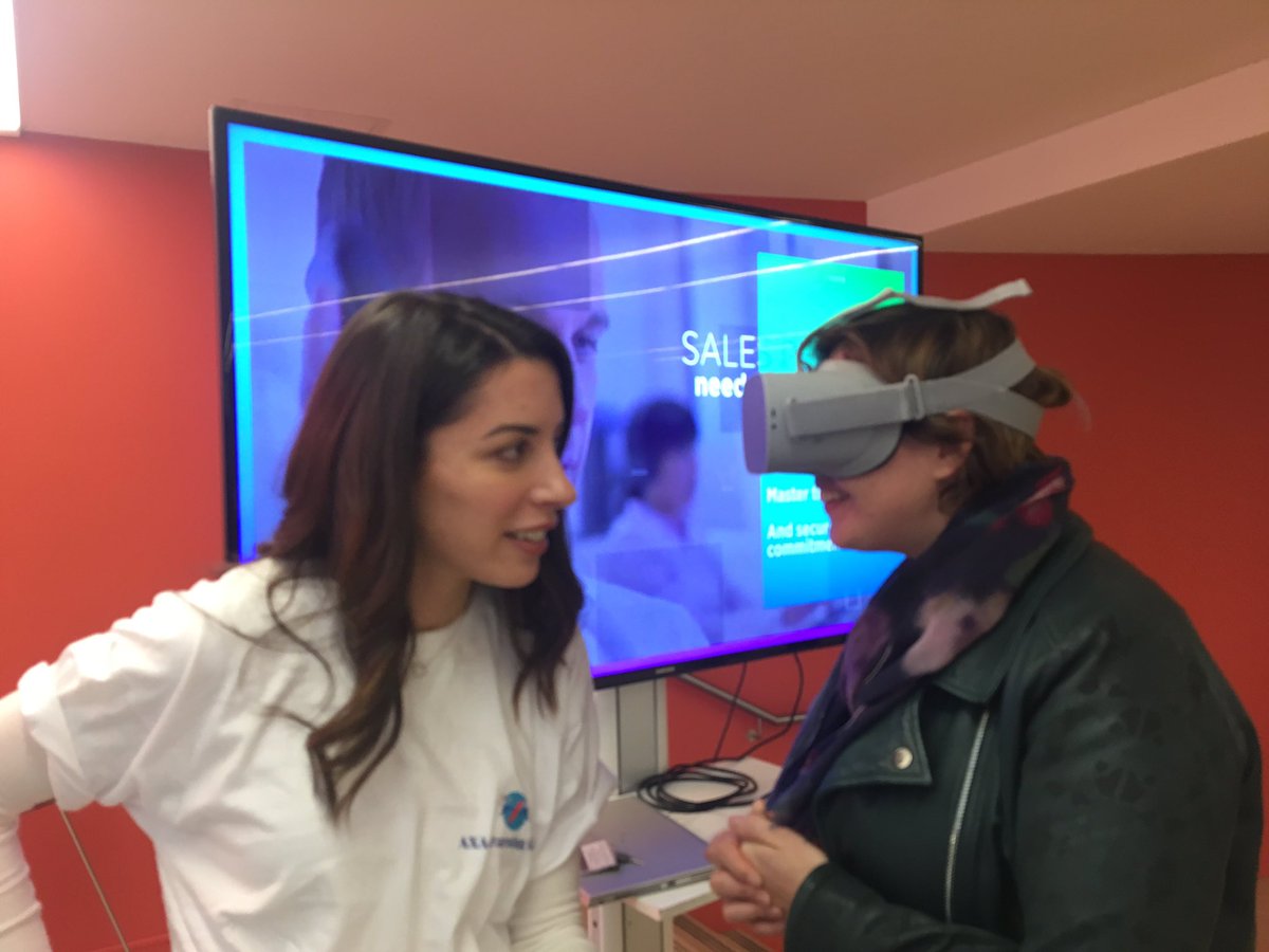 LeCalvezSand's tweet photo. #axalearningday expérience réalité virtuelle #innovation @amelie_moiii @SoniaDUTOT https://t.co/zey18NTzFR