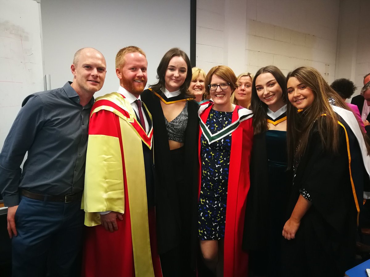 FiontarGaeilge's tweet photo. Comhghairdeas lenár gcéimithe nua!! 🎓 An-bhródúil asaibh go léir.

#GaeilgeGnó #GaeilgeIriseoireacht #BAJh https://t.co/7FE7EEDm9K