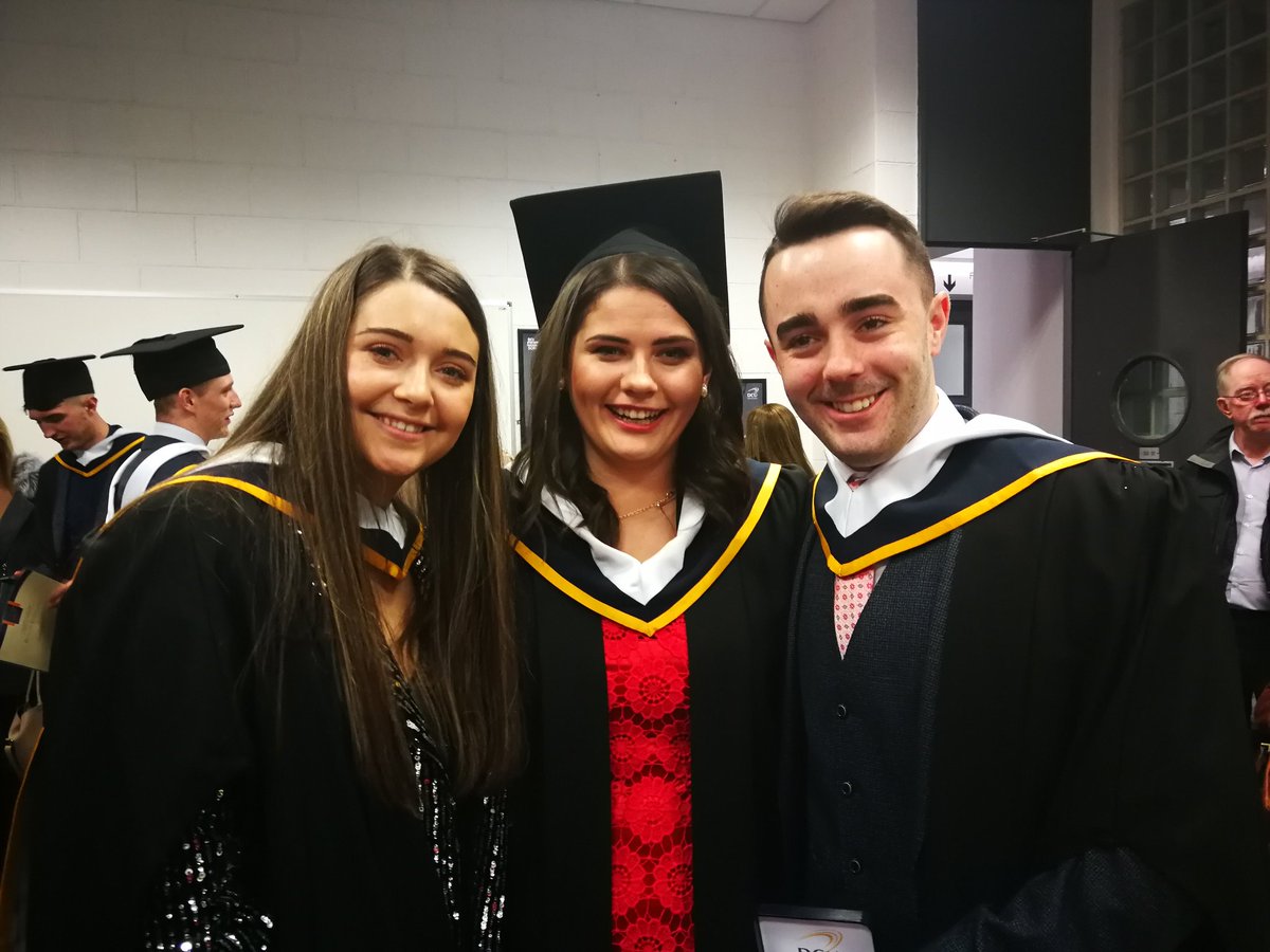 FiontarGaeilge's tweet photo. Comhghairdeas lenár gcéimithe nua!! 🎓 An-bhródúil asaibh go léir.

#GaeilgeGnó #GaeilgeIriseoireacht #BAJh https://t.co/7FE7EEDm9K