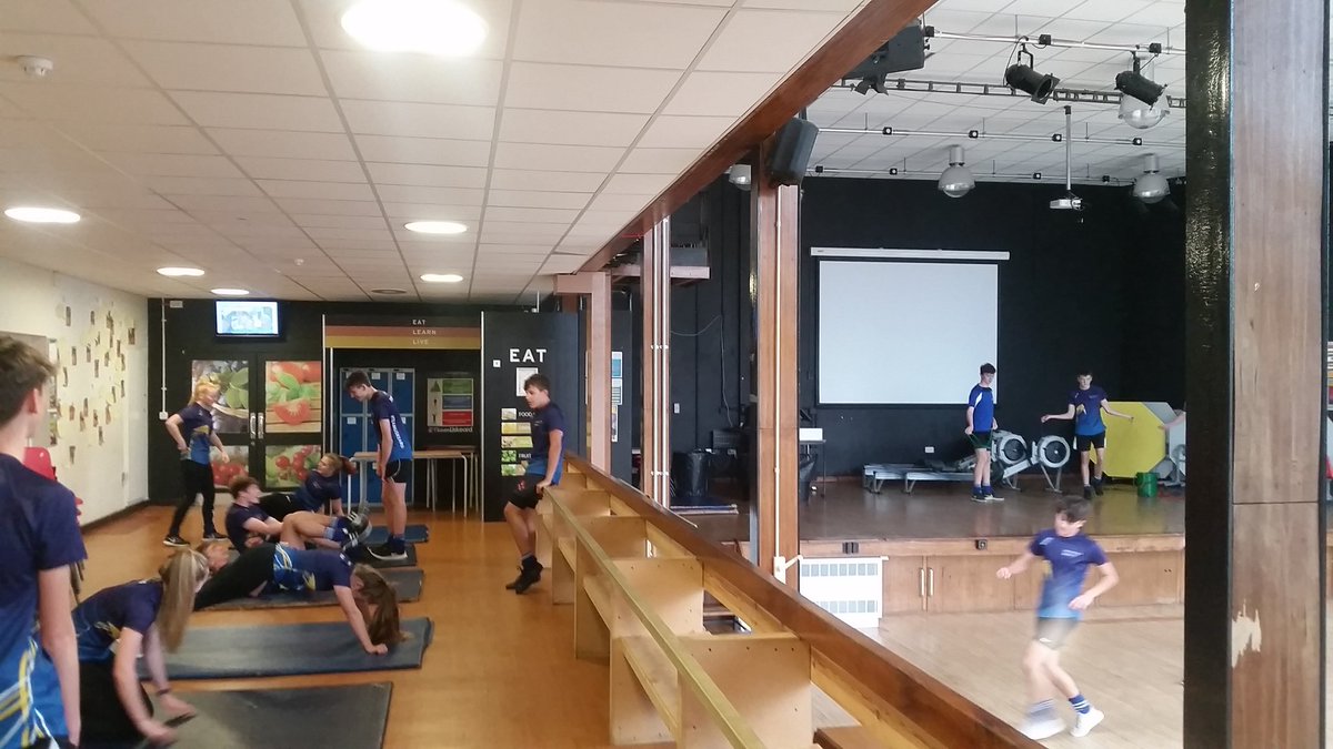 Liskeard_PE's tweet photo. Year 11 GCSE PE working hard to help identify the imprtance of a warm up and a cool down when participating in physical activity 🏋🏃 #TeamLiskeard #activelearning #makeitpractical https://t.co/iauaZq0R7a