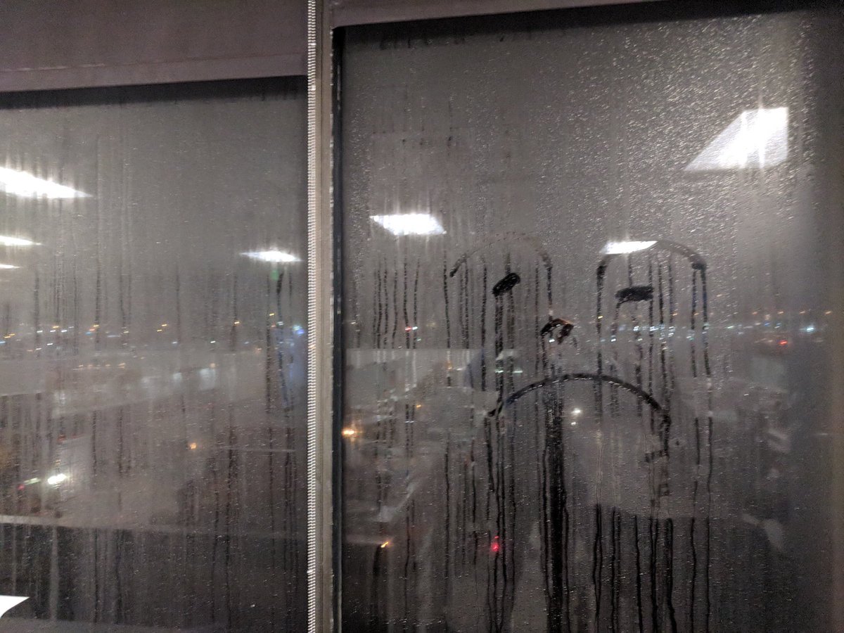 TrafficPortland's tweet image. It&apos;s a bit... &quot;moist&quot;... in the office today. #officeproblems #condensation