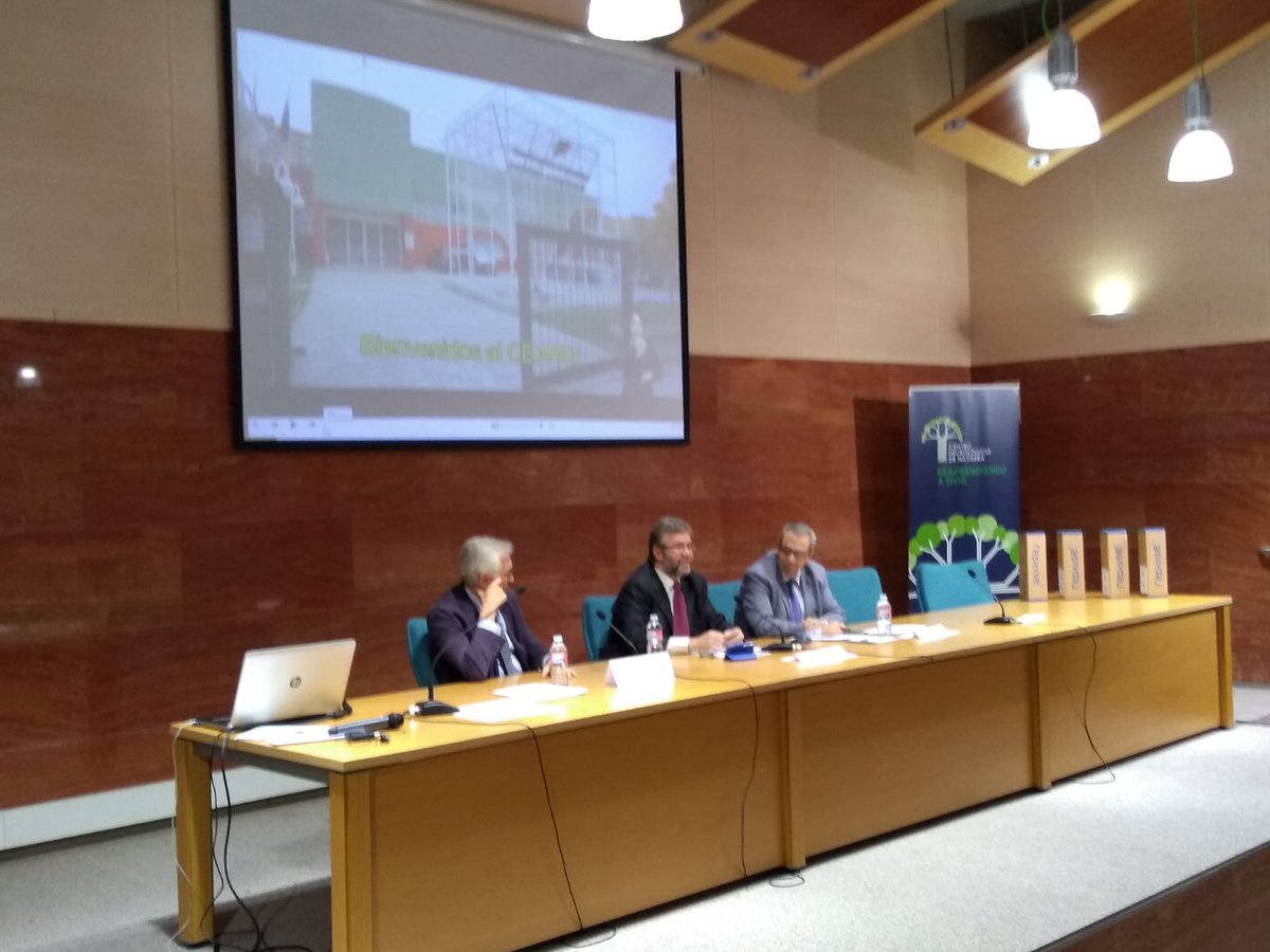 Repose_Previene's tweet photo. Ponencia de Don Miguel Ángel Valero director del @Ceapat, sobre "Buenas Prácticas" que aplican para apoyar a centros, instituciones y empresas. #StoUPP #SesiónClínica @amegmadrid @MadridCODEM @enfercecova @GNEAUPP @GeriatricArea @_MonteCarmelo @Crediscapacidad @neurologiconav https://t.co/5R3yz2be1Q