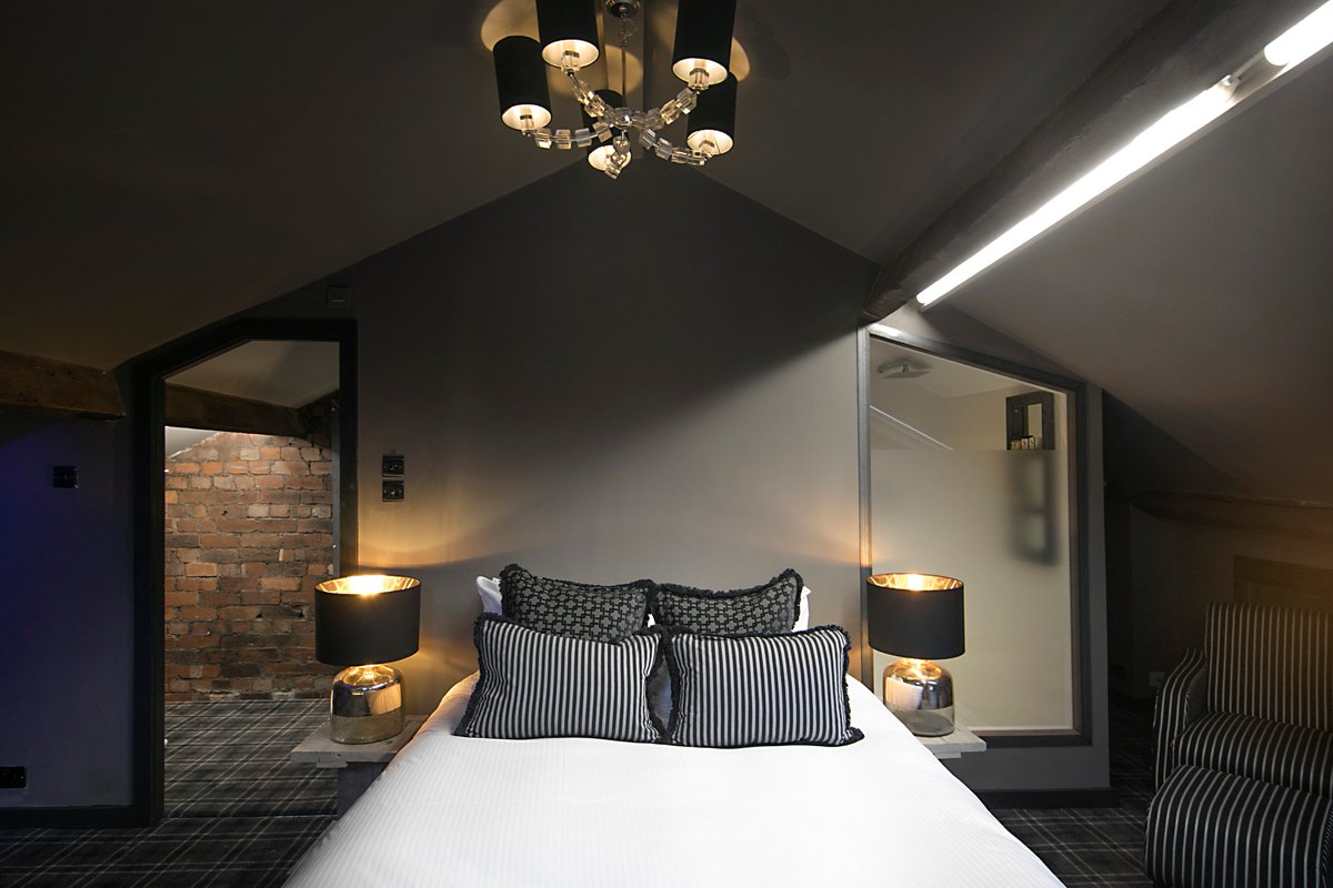 BBA_Leeds's tweet photo. The cold weather getting to you? Have a spontaneous evening of luxury with us this evening and forget all about it.

Rooms with a balcony, walk-in showers and large comfortable beds available.

What are you waiting for?

0113 2136267 | https://t.co/U7c48njyXe https://t.co/BCEeg5u8BL