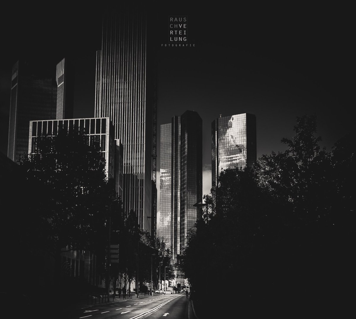 krischaanklaus's tweet photo. „Da lang!“

#photography #frankfurt #skyline #bnw #fotografie #architektur https://t.co/aBE8YQifkp