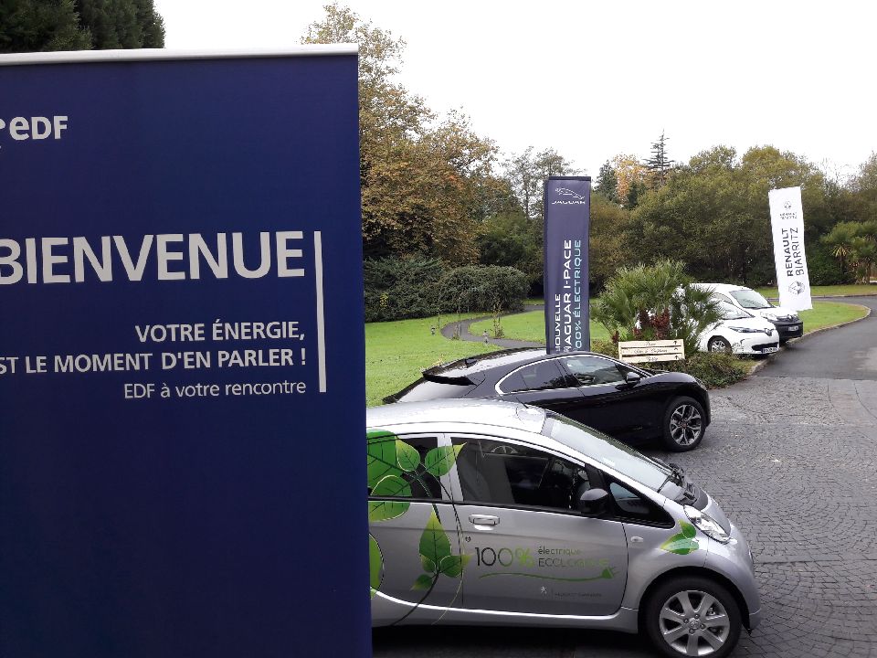 LudovicOssedat's tweet photo. En direct du 1er forum @EDF_Entreprises Et @CPME64 , au programme : présentation des nouvelles solutions énergétiques, présentations de nos filiales @EDFENR_Officiel , @Izivia, accompagnés de @Jaguar, @RenaultZoe, @PeugeotFR. @SylvieNotary @GillesPinede https://t.co/5NPl1JxwMv