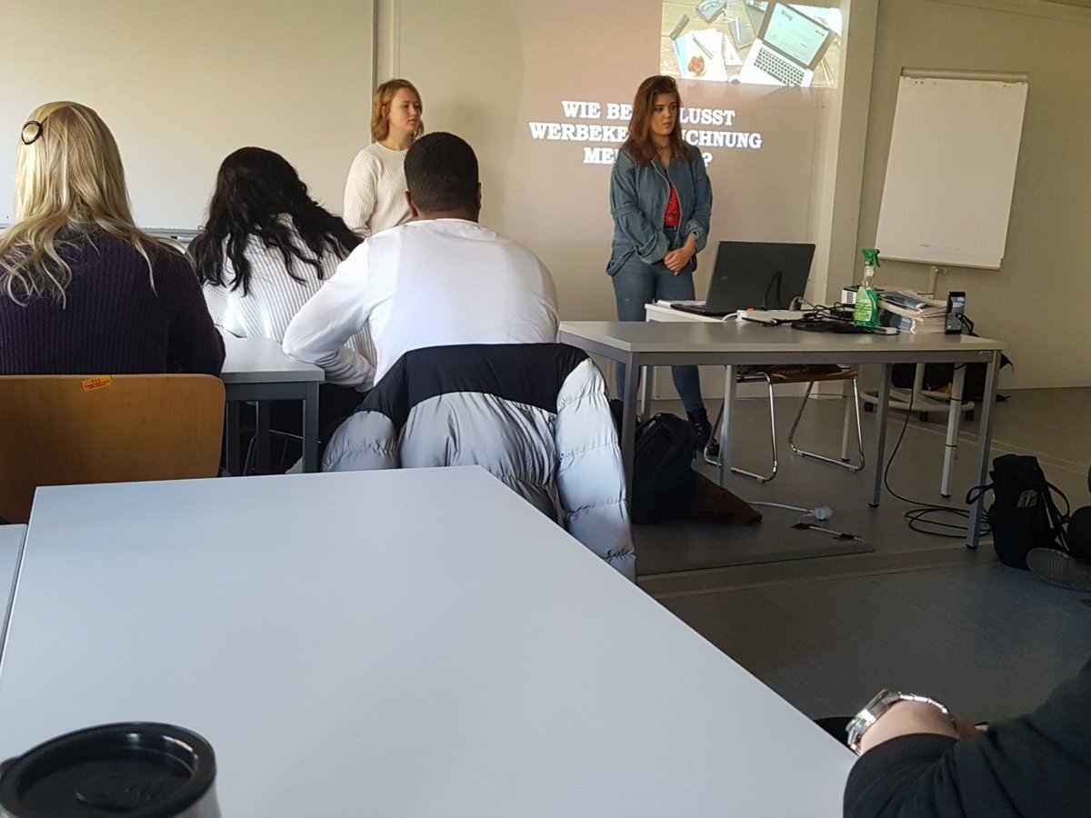 vannyk9's tweet photo. Spannende Diskussion zum Thema Werbung und Markennennung in der Session #bloggerethos #onkomm #wll 
Ist das jetzt Werbung? https://t.co/FVjn9SlLm2