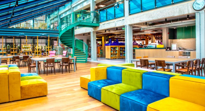 Delft_Business's tweet photo. Het pand OPEN is een plek waar alles draait om plezier en ontwikkeling van talent en educatieve groei. OPEN is de plek waarin @DOKDelft en @VAKdelft samenwerken. https://t.co/qmVcNJp0gb https://t.co/LWHzrOae9M