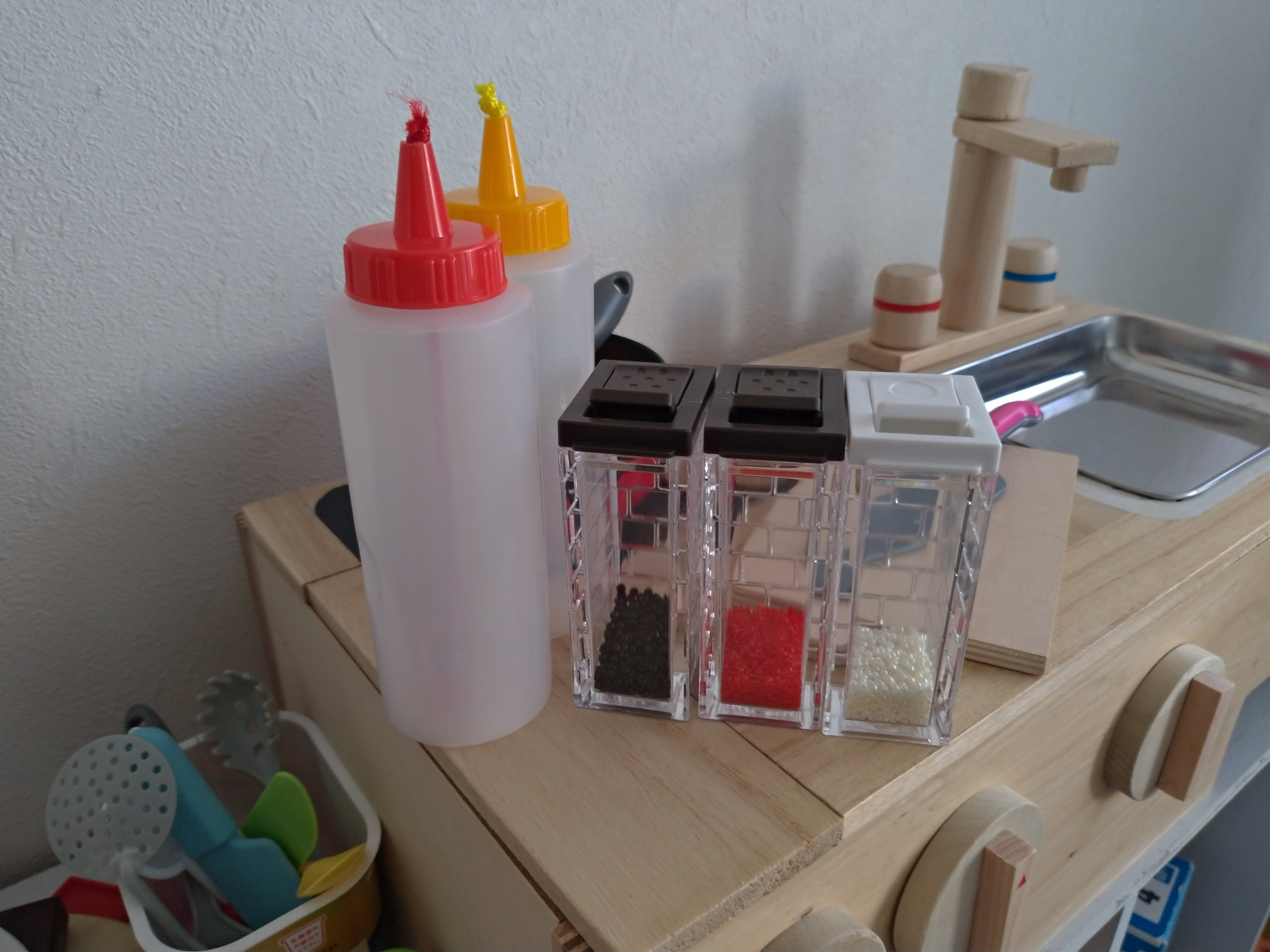 たかはし Medibangpaint開発 Twitter પર ちょいちょい作っていた ままごとセットがだいたい完成したのでお披露目 主に100均の木材やらグッズを活用して作りました 調味料は100均の容器にビーズを入れて ケチャップとマスタードは紐を入れています おもちゃ屋で