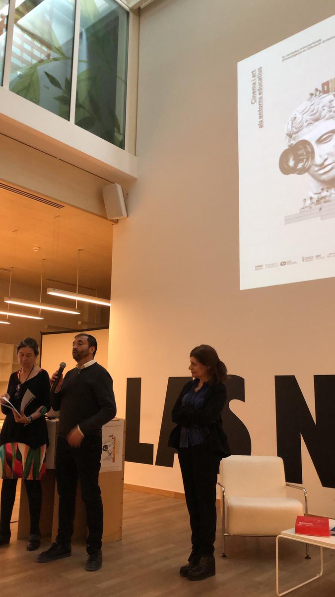 CrearigrupUV's tweet photo. Ricard Huerta inaugurando las IX Jornadas Internacionales de Investigación en Educación Artística en @LasNaves #Creari #cine #educaciónartística #entornoseducativos #audiovisuales https://t.co/F9Ma03Acoa