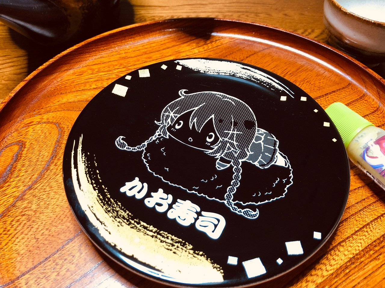 まんがタイムきらら展 Twitterissa そしてこちらは かお寿司皿 はい かお寿司皿 です こみっくがーるず コミックスのカバー裏 かお 寿司 イラストを 本当にお寿司屋さんが使ってるお皿を作っているところに頼み込んで製作しました なお わさびを乗っけ