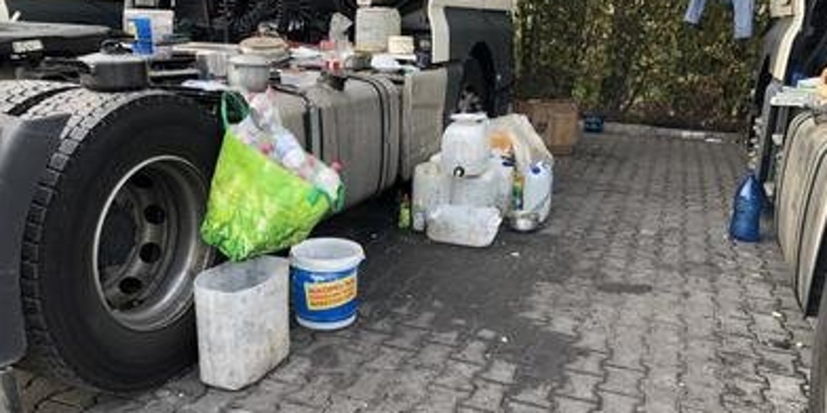 dgb_news's tweet photo. ➡️Bis zu 18 Monate im Lkw: So werden Fahrer in Europa ausgebeutet⬅️
"Dieser besonders krasse Fall zeigt, dass wir schnell mehr Schutz für Beschäftigte im europäischen Straßentransport brauchen", sagt DGB-Vorstand Annelie Buntenbach. 🌐➡️ https://t.co/8O81UikHSl
#FairTransport https://t.co/WRbmKZQFcZ