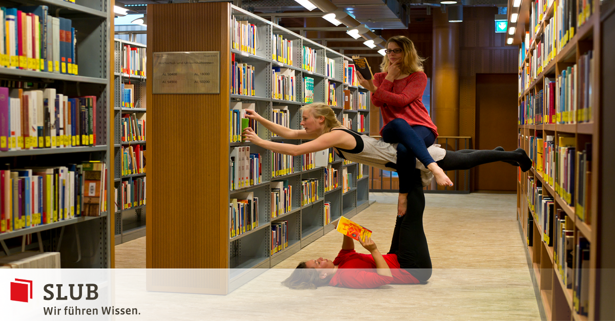 SLUBdresden's tweet photo. #BewegteZeiten in der SLUB. Sportliche #SLUBNutzer kommen mit akrobatischen Übungen zur ausgewählten Literatur... Gefällt uns! 🤸🏅#SLUBLife #Momentaufnahme /nf https://t.co/vOLBluP67i