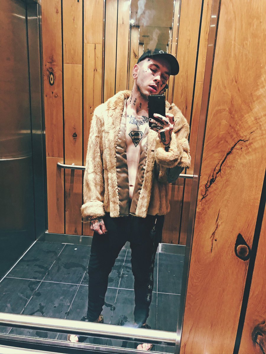 LilTooSad's tweet photo. 2k18 grunge aesthetic ☠️✨☠️
#Halflife #HangGang #LilSith https://t.co/UyGDRGLc8v