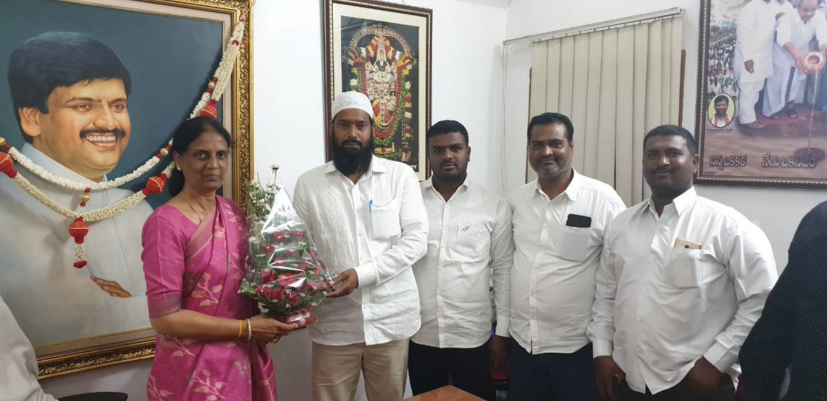 మహేశ్వరం నియోజకవర్గంలోని జల్ పల్లి మున్సిపాలిటీ నుండి టీఆర్ఎస్ పార్టీకి చెందిన షేక్ సాలం ,అలీ తుర్కి మరియు ఇతరులు కాంగ్రెస్ పార్టీ లో చేరారు. #SabithaIndraReddy #Maheshwaram