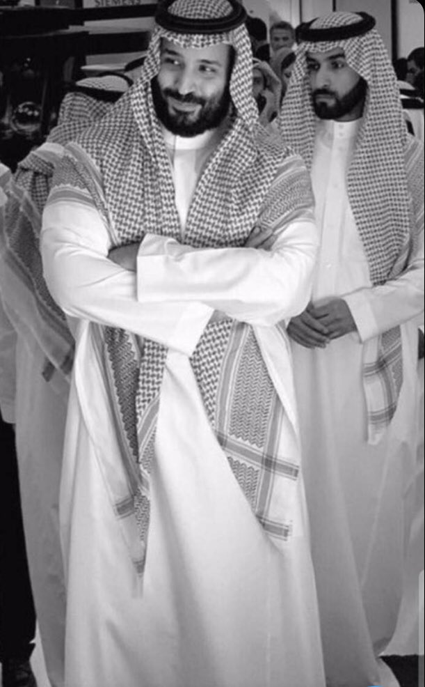 AlkhalidiEman's tweet photo. كلّ الأمل في نظرته وابتسامته وكلّ الحزم والعَزْم في ضفة البشت ويده ياعين وقلب  شعب المملكة ياغرامه ويا راس آماله حنّا فداك وعشت يافخرنا عشت #محمد_بن_سلمان_يبهر_العالم https://t.co/GrK8o9wMo1