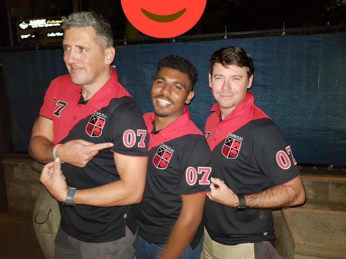 Gotta love that Samurai coaching team in their #Safari7s polo shirts. Guns need a bit of work tho  <a href="/coachwakley/">Nick Wakley</a> <a href="/adil_fahad/">Fahad Baptisté</a> 💪
