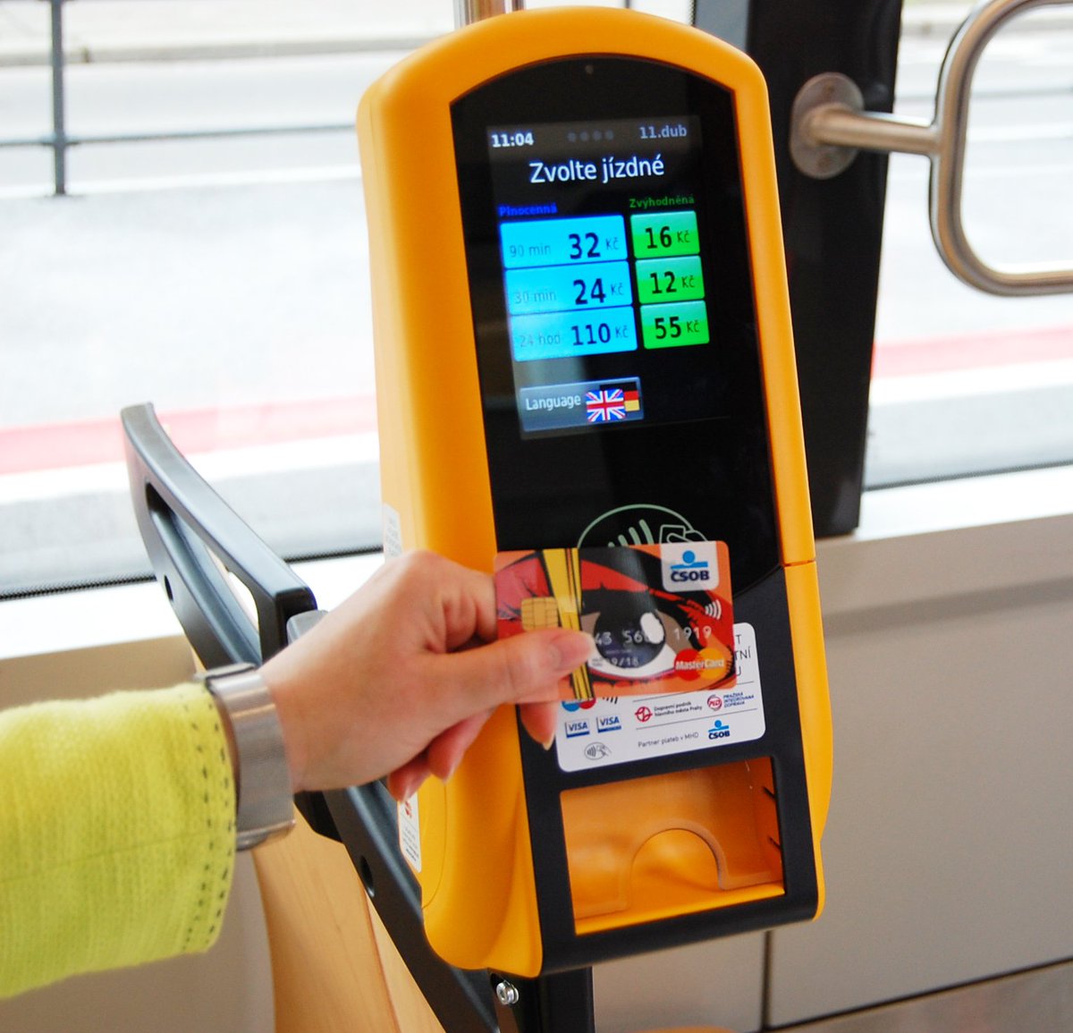 CSOB_CZ's tweet photo. Ve všech pražských tramvajích už budou moct cestující díky nám bezkontaktně platit jízdenky kartou. Na lince 18 a 22 se tato služba osvědčila, spolu s @DPPOficialni ji budeme rozšiřovat do všech ostatních! https://t.co/oBxvl2JcVT #Smartcity https://t.co/LZPFuZGnzz