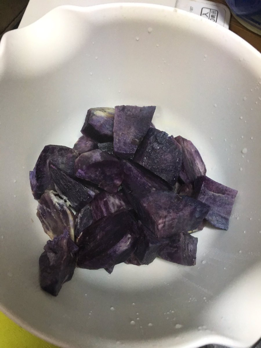 祖母が紫芋でスイートポテトを作ったら完全に魔界の食べ物が出来上がってしまった うちは臓器みたいになった 紫芋美味しいけど見た目がヤバイ Togetter