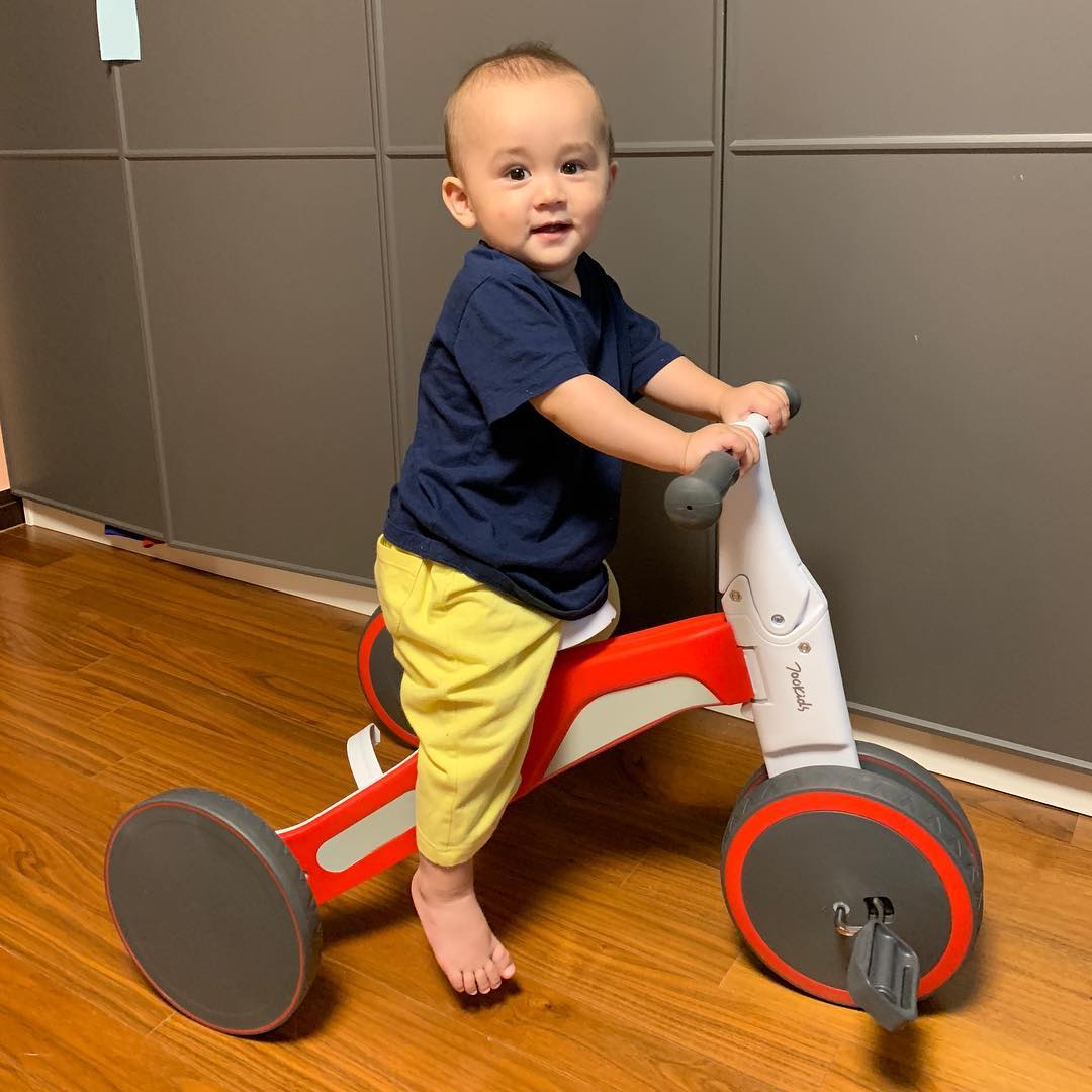 willxx712's tweet photo. ベン1歳の誕生日おめでとう❤👶お座りできるようになってから歩きだすまでがめっちゃ早くて、段々赤ちゃん感が薄れていくのが少し寂しいけど。。これからもたくさん食べてすくすく育ちますように😊✨ https://t.co/M2loaztdML