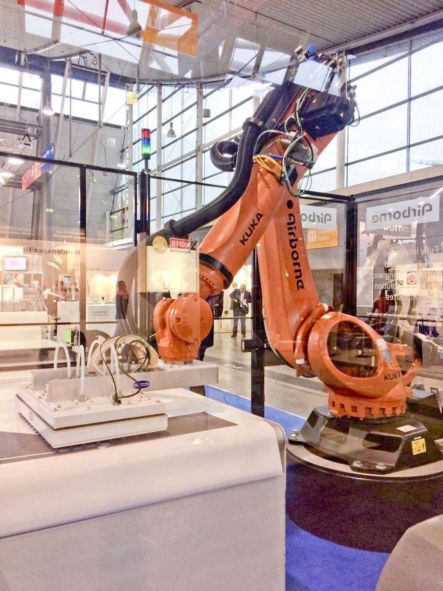 VDMAonline's tweet photo. Roboter in Aktion: Mit dem neuen Modul Process Life auf der @ceshow stellen Partnerfirmen eine vollständige Prozesskette dar. #GunnarAG @Airborne_com #ceshow https://t.co/p7726joYA4