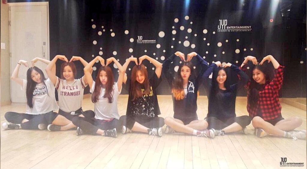 Jyp entertainment группы. Студия JYP. Визитка JYP Entertainment. Костюм JYP.