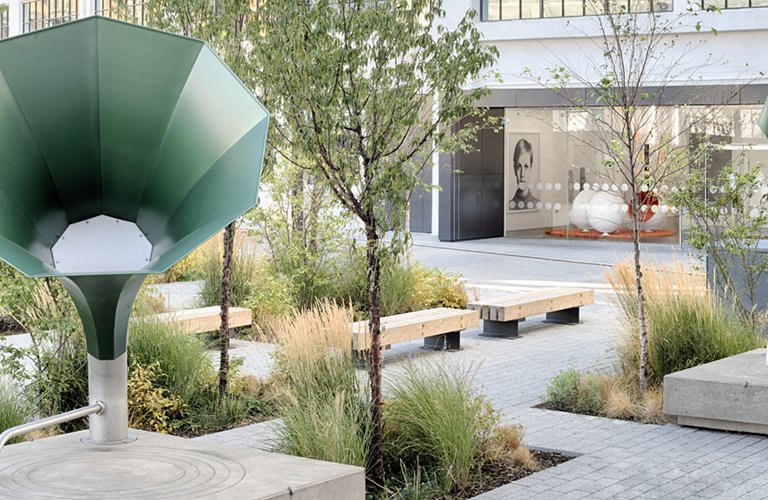 SamsonUE's tweet image. The wonderful outdoor area at the Old Vinyl Factory in #London. 
Want to learn more about the Tramet bench -&amp;gt; bit.ly/2ASuY6K or see and read more about this project -&amp;gt; bit.ly/2F96PNF  #urbanlife #streetfurniture