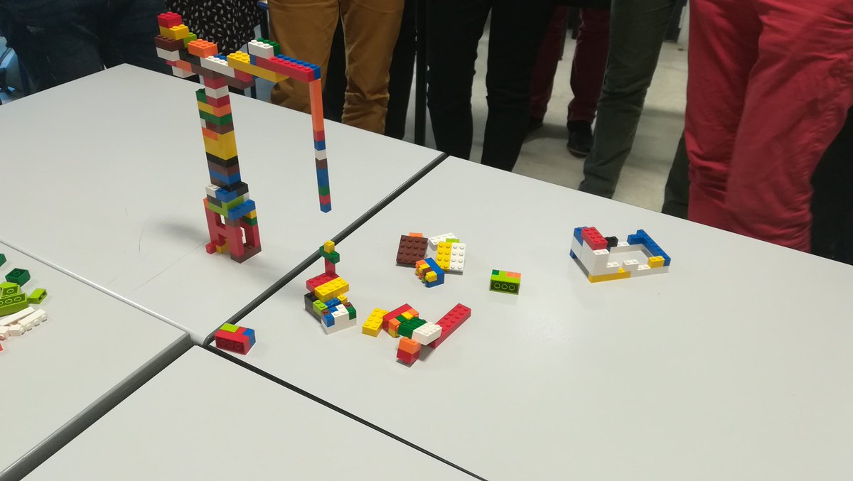 KNPLabs's tweet image. 1ere iteration de #IntegrationContinue #tddlego : on a des cadeaux qui passent dans les containers ! "Mais ils ont pété le camion !" #atnantes avec @AntoineLelaisan @lcouellan @Cecile_Especel