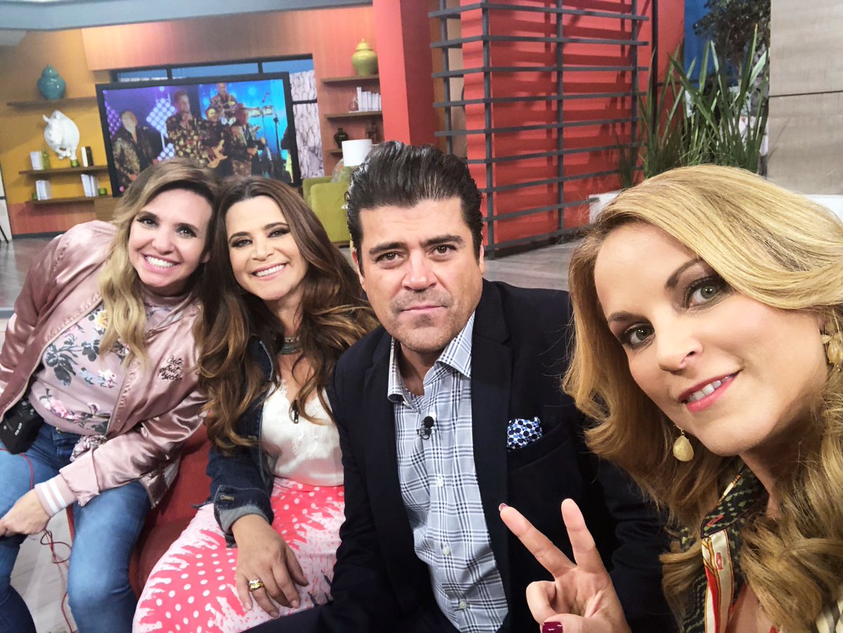 AGUIRULE's tweet image. Trabajando entre amigos y ayudando a quienes más quiero #loschavos @programa_hoy @sexualmenteedel @burrovan @andrearodrigue8 👏🏻💕🙏🏻💥🙋🏼‍♀️🤗