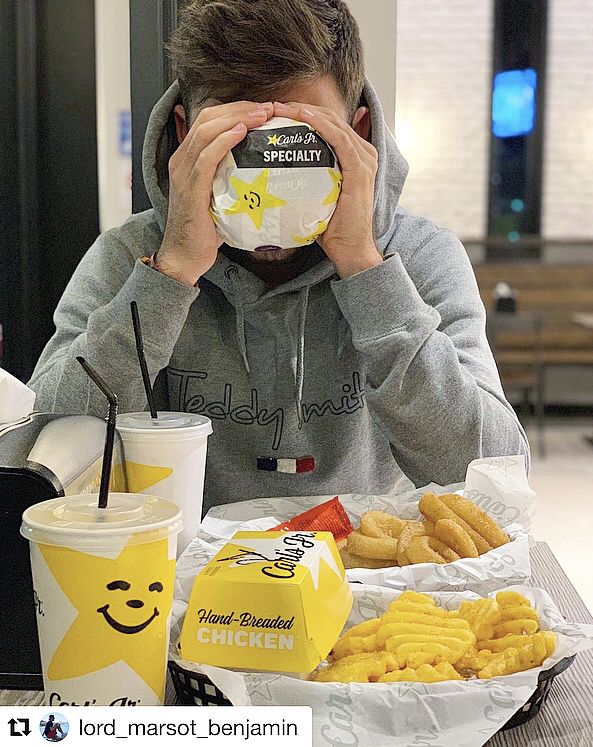 CarlsJrFrance's tweet photo. La rentrée, le froid, la pluie… Un petit coup de mou ? Comme Benjamin, cache ton #badmood et viens profiter d’un bon moment chez #CarlsJrFrance 🙈🍔
Merci @lord_marsot_benjamin pour ce #foodstagram 😋
#Toulon #LaGarde #rentrée #weekendiscoming #bebrave https://t.co/k8RvpAMNxs