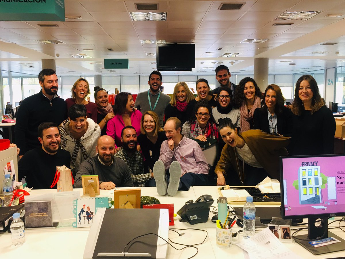 Hoy nuestro compañero Javi cumple años y le han gustado tanto las zapatillas que le hemos regalado que ha querido posar con ellas sobre la mesa 😂😂