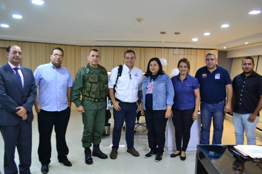 kartuxs's tweet photo. A la @FAO le faltó decir en su informe; en Venezuela los que más han bajado de peso son los que no amasan el poder . Vea la foto @jbiardeau https://t.co/u2AocchVGZ
