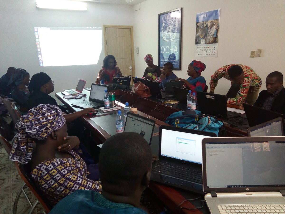 SouloB's tweet photo. #Day4 training on #OSM by @OSM_Mali &amp; @OCHA_Mali presentation #Overpass by @Honorable_Nath @ProjetEOF #OIF https://t.co/rHV8YIuJOx