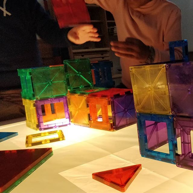 institutpinsons's tweet photo. Let's create! Des couleurs sur notre immense table lumineuse = des découvertes et des constructions infinies! 
#letscreate #letskidsbekids #reggioemilia #reggioinspired #colors #playmags #create #creativity https://t.co/1fbd1qrENt https://t.co/UINoSlpYKo