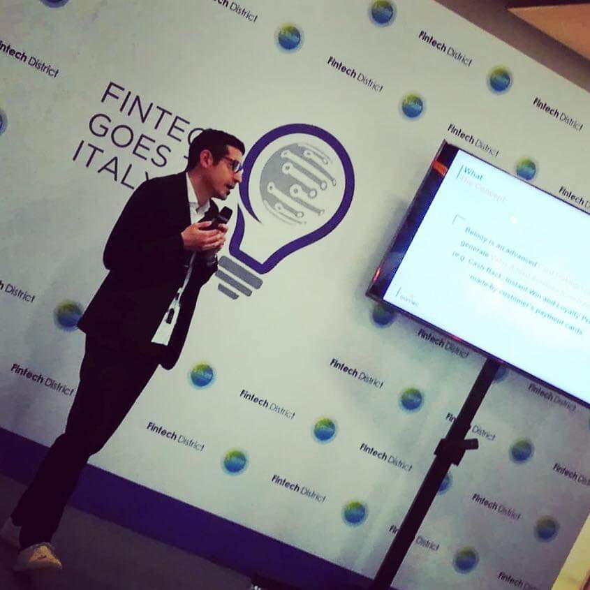 Il nostro Responsabile Marketing <a href="/si_mariani/">Simone Mariani</a> durante lo speech al #SalonePagamenti2018. C’mon #Domec! ⭐️