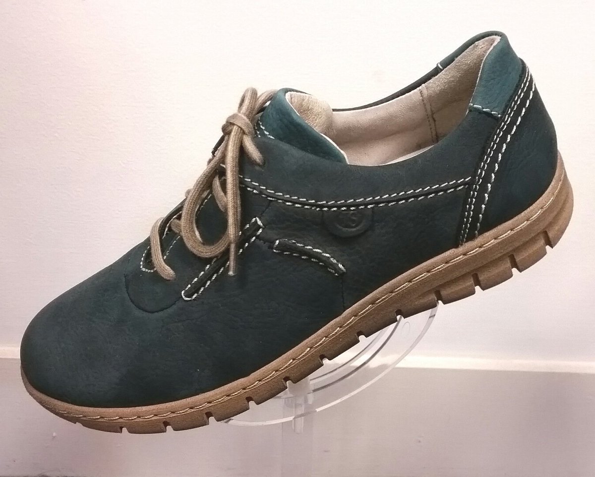 Soft leather lace-up shoes from Josef Seibel. Featuring removable leather footbeds and durable PU soles.
#josefseibel #ladiesfootwear #ladiesshoes #leathershoes #laceupshoes #spiritofnature