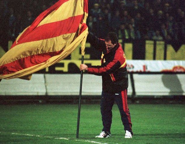 EPLBible's tweet photo. Graeme Souness on Mourinho's celebrations last night: "He could've caused a riot."

Mick McCarthy's response: "You stuck a Galatasary flag in the middle of Fenerbahce's pitch!"

Haha! 😂 https://t.co/aI8bJqB5Pz