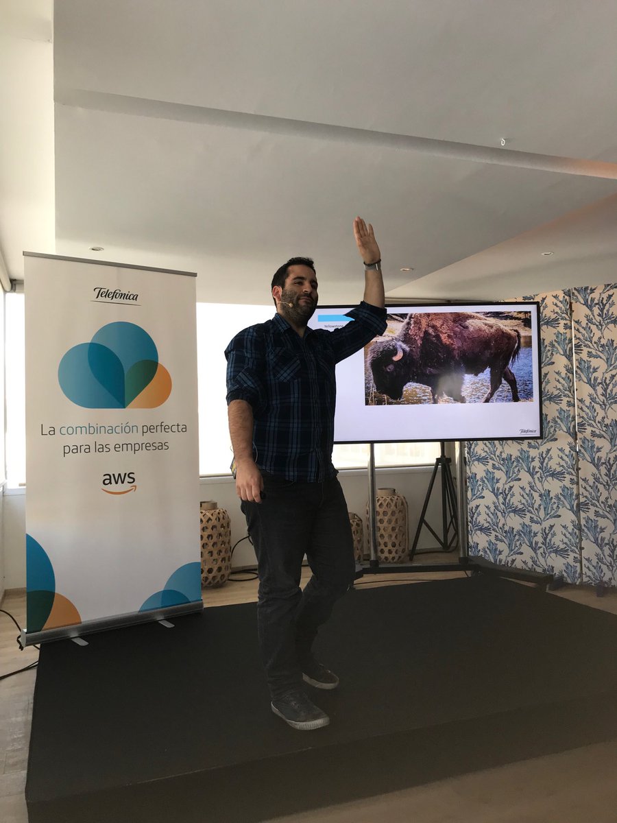 GlezLezana's tweet photo. El gran ⁦@Alpaniagu⁩ saludando al personal en el evento de ⁦@awscloud⁩ y ⁦@Telefonica⁩ en Palma https://t.co/gX8lutBZfx