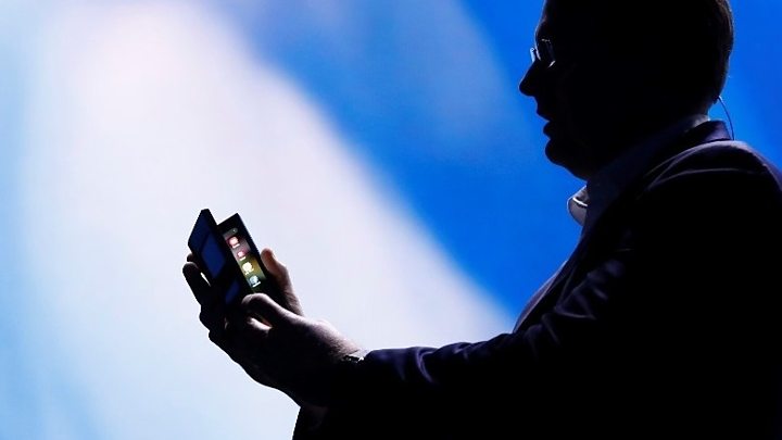 Chetaru's tweet photo. Samsung has unveiled a folding handset at an event in San Francisco. #Samsung #News https://t.co/8EmBSRJaBB https://t.co/ACE1rXn5xf