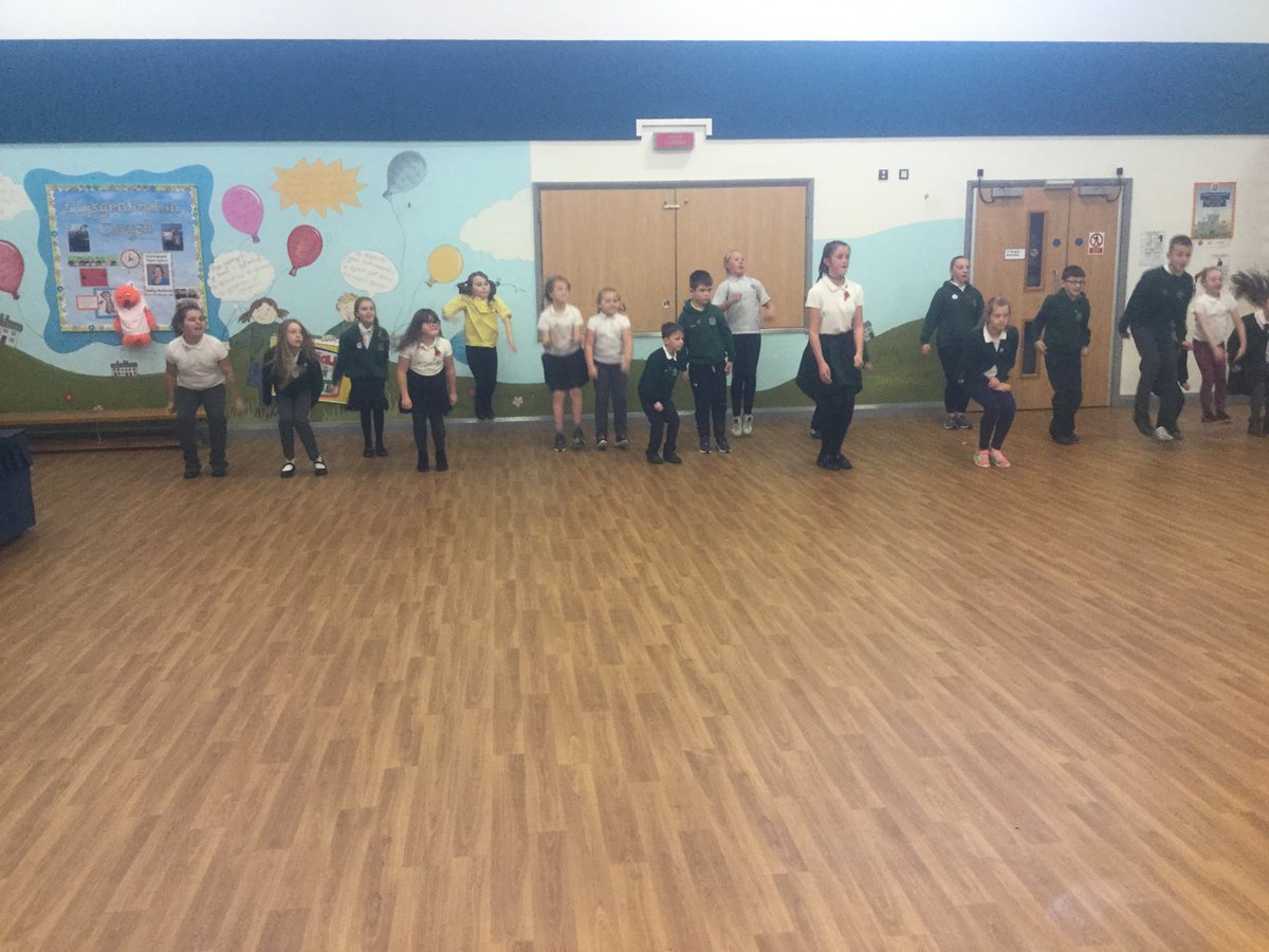 YGBrynsierfel's tweet photo. Gweithgareddau Adran yr Urdd 07.11.18 - Diolch i Mr Andrews o ysgol @gendrosp am ymuno gyda ni. Thank you to Mr Andrews from Gendros Primary for joining in with our @Urdd activities last night. @Siarteriaith #arferda #rhwydweithio #llythrennedd https://t.co/sv3SepzwDe