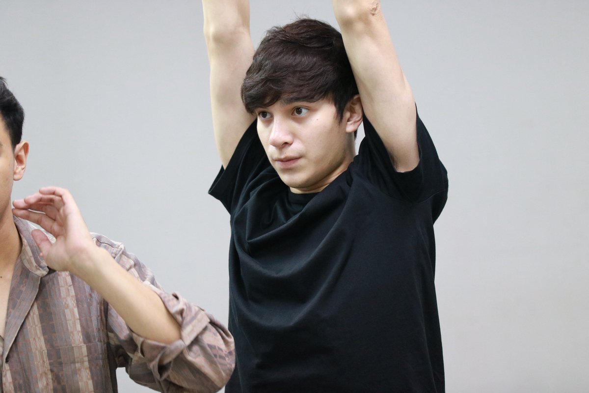 WhatTheDuckTMSC's tweet photo. วันนี้แอดมินเอารูปซ้อมอีกเซตมาฝากแล้ว เด็กๆ น่ารักกันมั้ยเอ่ย แอบบอกว่าเซตนี้มีรูปซ้อมแบบเอ็กคลูซีฟด้วยนะเออ #whattheduckthemusical https://t.co/adPP5E3uOu