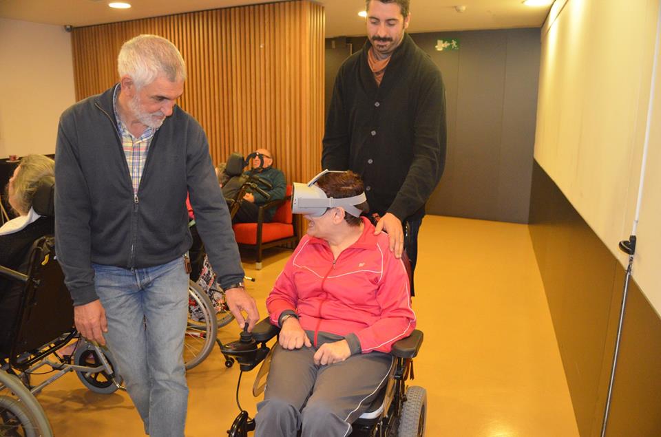 Aspaym_CyL's tweet photo. Esta semana nuestro compañero Jaime Finat, del #CIDIF, enseñó a los las gafas Oculus GO, y gracias a ellas pudieron vivir una experiencia de realidad virtual y ver diferentes paisajes, lugares y experiencias. ¡Lo disfrutaron un montón! https://t.co/pA4OpdxBcu