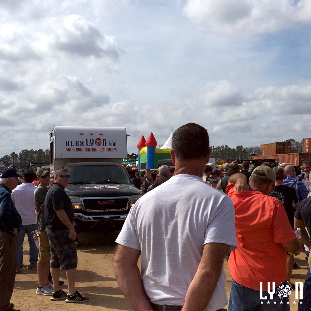 LyonAuction's tweet photo. Auction tip: start bidding when your item is up. Auctions move fast. If you hesitate too long, the hammer may come down before you worked up the courage to bid.
#LyonAuction #BidNow https://t.co/kZzqbiP7Cj