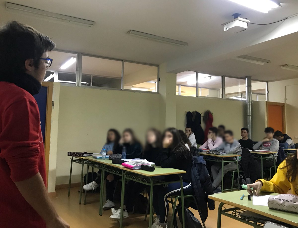 IESADAJA's tweet photo. ¡Cuando los alumnos de 4º ESO explican #HistoriadeEspaña a toda una clase de 2ºBto, lo que ocurre es genial! Clase magistral de Raúl Sesmero #aprendizajeentreiguales #iesadaja #2bachillerato https://t.co/b3OarUGEnX