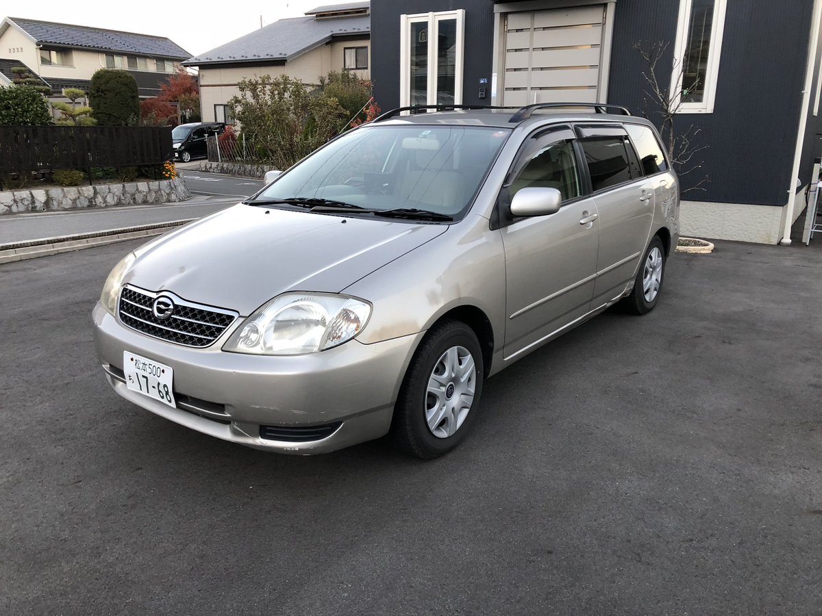 中継車販売の有限会社ビビッド ワケあり00年式トヨタ カローラフィールダー 車検来年11月までたっぷり 8万円 走れば 何でもいい と思ってて かつ名変確実な方に 今夏エアコン修理済み 傷多し 走行10万弱 機関良好 スタッドレスとノーマルあり