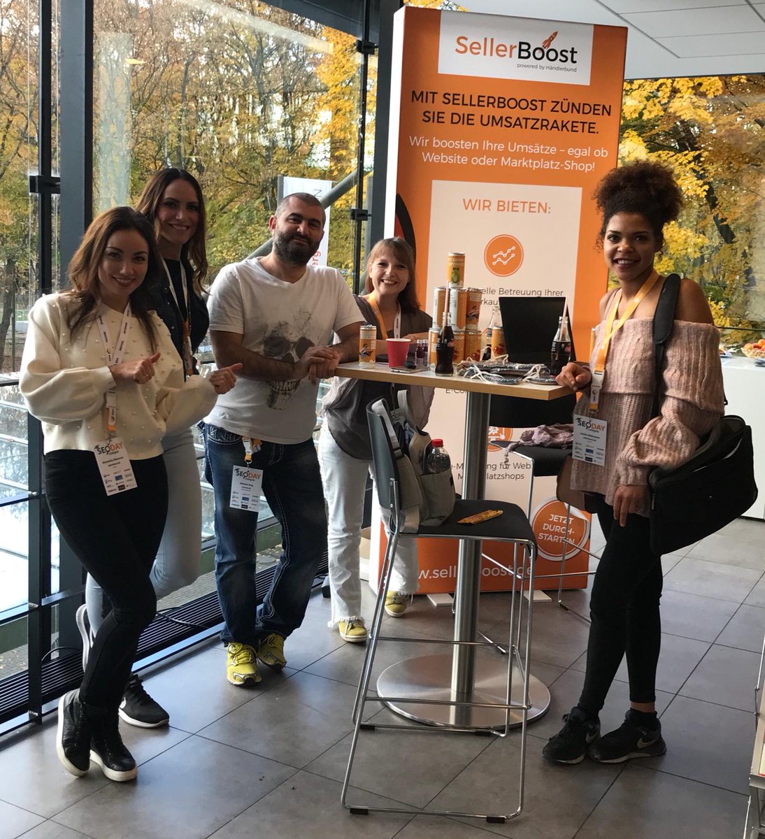 SellerBoost's tweet photo. Besuch vom @ecomrockstar Michael Atug am #Sellerboost-Stand. 🙌

#SEODay2018 #SEODay https://t.co/KHFdgWKA6W