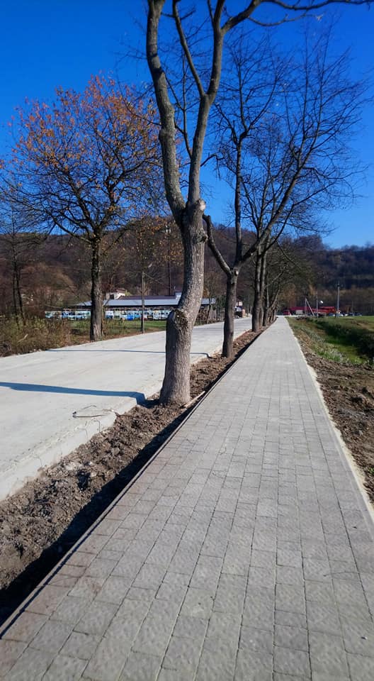 RUmLUtXPkAn6Rgd's tweet photo. Як зазначалося раніше, над благоустроєм комплексу ми також працюємо уже від початку будівництва - міст через річку Пиня, бруківка від основної дороги і т.д. На сьогодні, 08.11.2018, роботи над укладанням бруківки виконані на 95%. 
Деталі (067)380-00-08
https://t.co/ckCsKO4550 https://t.co/LDqPfs6toO